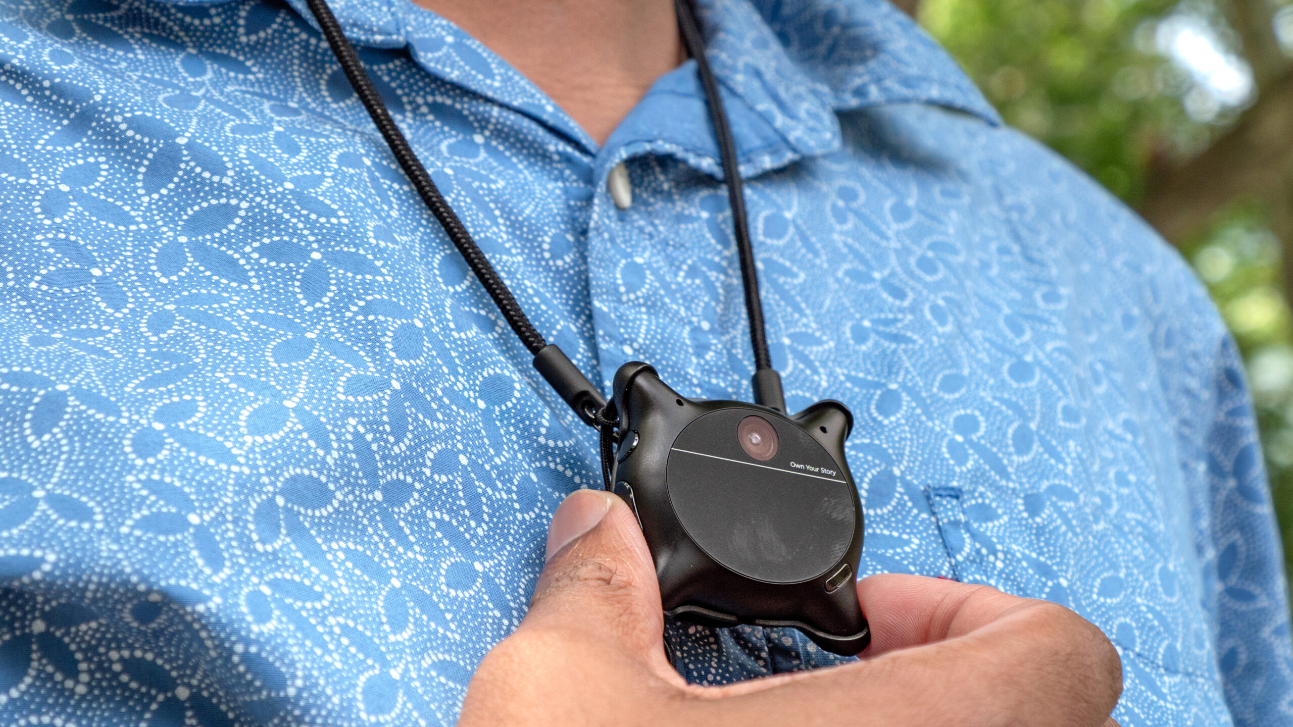 A person wearing the Looki L1 around their neck